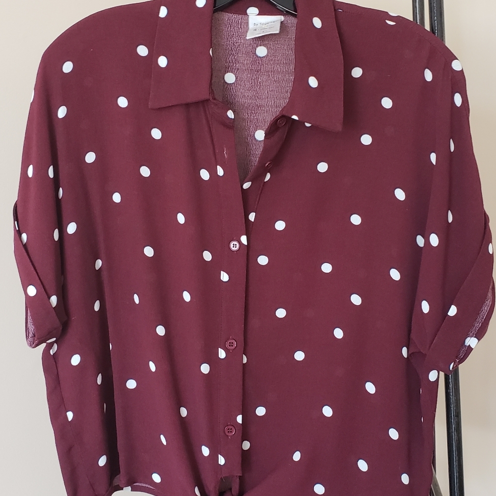 Blouse short sleeve, Loose fit,tie at waist. Small. Burgundy w/white polka dots.